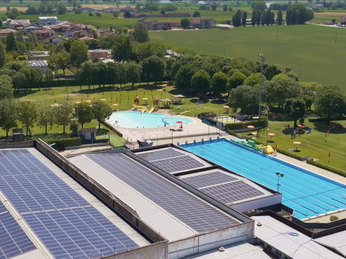 Vista aerea della vasca olimpionica e dei parchi acquatici del Centro Sportivo Schiantarelli